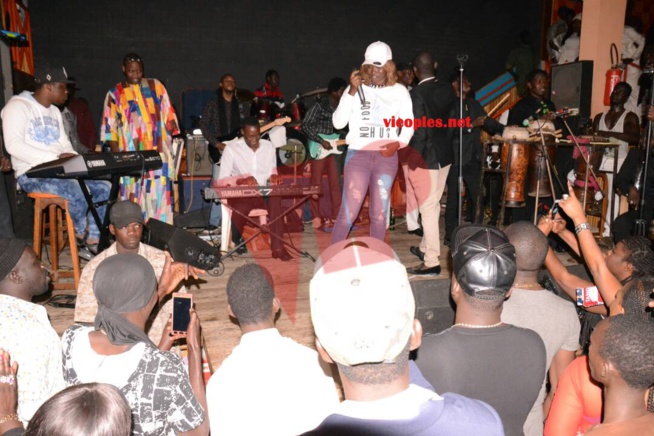 55 IMAGES : Dans la chaleur du Ravin, Pape Diouf met son "YEUNGUEL GUEUSSEM" en avant. Sortie Officielle le 14? 55 IMAGES : Dans la chaleur du Ravin, Pape Diouf met son "YEUNGUEL GUEUSSEM" en avant. Sortie Officielle le 14?