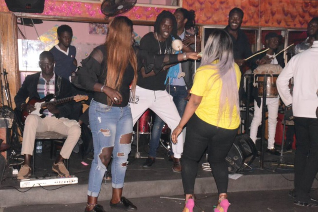 Aprés le succés de son anniversaire, Mame GOOR chauffe le Club Gaindé VIP et promet le feu le vendredi 16 au Saraba. Aprés le succés de son anniversaire, Mame GOOR chauffe le Club Gaindé VIP et promet le feu le vendredi 16 au Saraba.