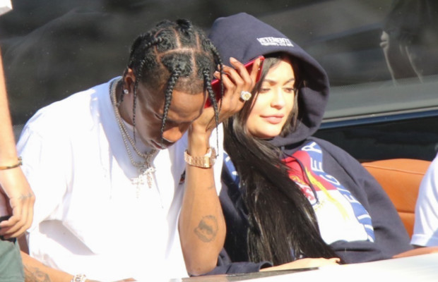 Kylie Jenner fiancée à Travis Scott ? Elle dévoile sa … Kylie Jenner fiancée à Travis Scott ? Elle dévoile sa …