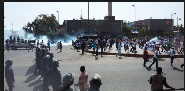 le rassemblement de l'opposition devant le ministère de l'Intérieur dispersé par des lacrymogènes au rond point Sandaga. le rassemblement de l'opposition devant le ministère de l'Intérieur dispersé par des lacrymogènes au rond point Sandaga.