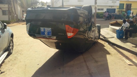 Une voiture s'est renversée à la cité Djily Mbaye, le conducteur a pris la fuite Une voiture s'est renversée à la cité Djily Mbaye, le conducteur a pris la fuite