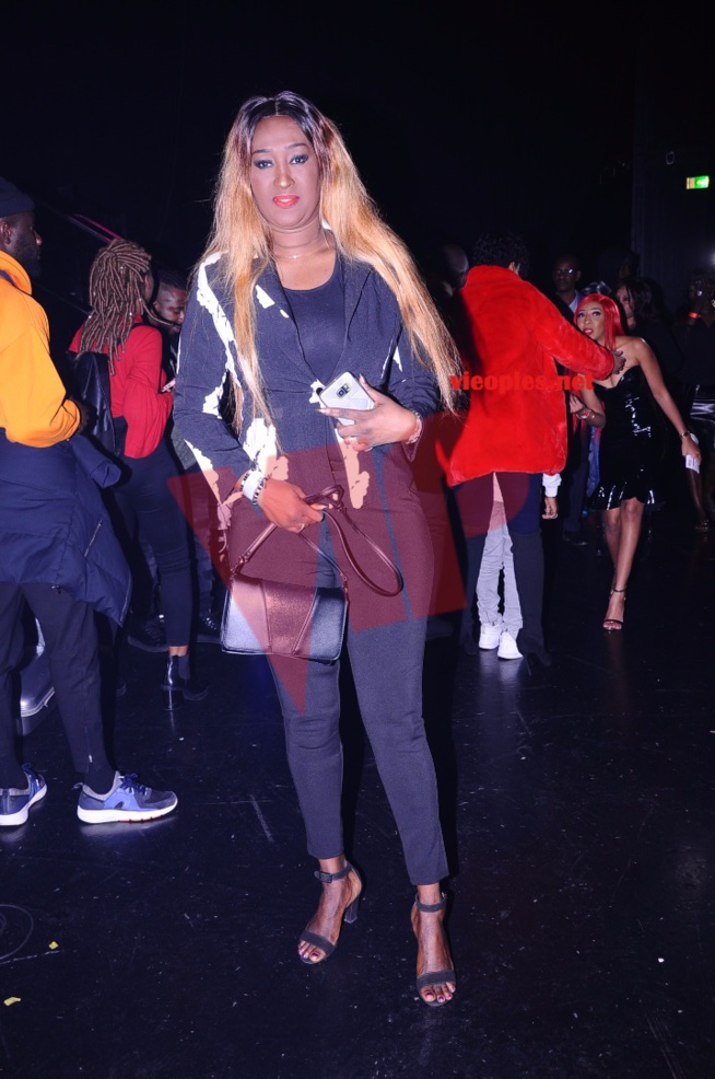 Yama illumine Paris avec son teint noir Yama illumine Paris avec son teint noir