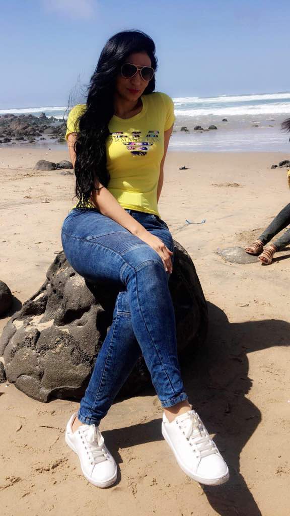 Lina Kreaime de la RTS1 respire la forme au bord de la mer.