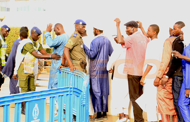 Imam Ndao : Imam Ndao et Cie menottés dans le box des accusés… Imam Ndao : Imam Ndao et Cie menottés dans le box des accusés…