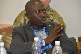Crash d'un hélico de l'armée: Le journaliste Louis Philippe Sanga s'en sort avec jambe cassée Crash d'un hélico de l'armée: Le journaliste Louis Philippe Sanga s'en sort avec jambe cassée