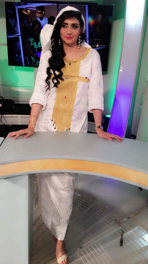 Les deux présentateurs vedettes de l'émission Yesslu sur la RTS1,Lina Kreaime et son collègue en mode tournage. Les deux présentateurs vedettes de l'émission Yesslu sur la RTS1,Lina Kreaime et son collègue en mode tournage.