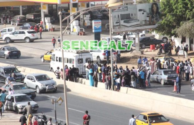 Vidéo: Les sénégalais, toujours indifférents aux passerelles piétonnes malgré les nombreux accidents Vidéo: Les sénégalais, toujours indifférents aux passerelles piétonnes malgré les nombreux accidents