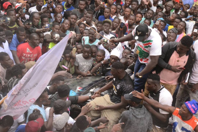 Le vainqueur de SA THIES, Boy Niang offre son drapeau à Ama Baldé: C'est Pikine qui gagne.