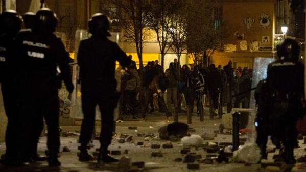 Madrid: De violents heurts ont opposé policiers espagnols et migrants Madrid: De violents heurts ont opposé policiers espagnols et migrants