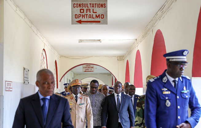 Photos : Macky Sall à l'hôpital Principal au chevet des 11 blessés du crash d'hélicoptère