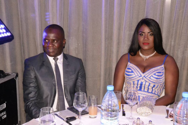 Adja Ombélico garde soigneusement son mari de Mika au Gala TAPIS ROUGE de la collection Mata Style Adja Ombélico garde soigneusement son mari de Mika au Gala TAPIS ROUGE de la collection Mata Style