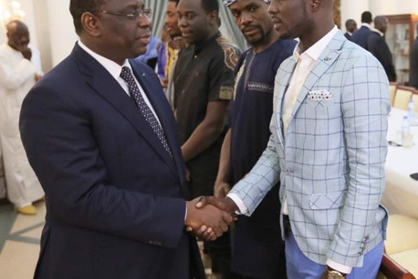 Le Chef de l’Etat Macky SALL a reçu les artistes-comédiens Abba, Mahfouss et…