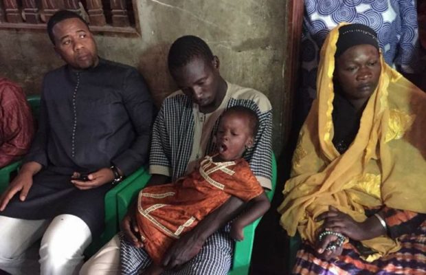 Le président Bougane Guéye de "GUEUM SA BOPP" chez la famille de Serigne Fallou, l’enfant tué à Rufisque