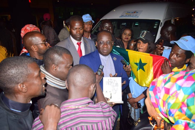 PRIX NELSON MANDELA: En images , l'arrivee du Pdt Mbagnick Diop a Dakar ce mercredi à 21heures.