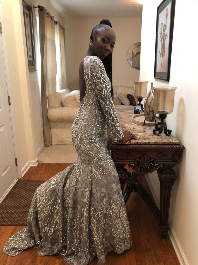 La fille du promoteur Gambien d'Atalanta aux USA,Suzana Bintou Ablaye Njie marque son début dans la mode avec PROM NIGHT.