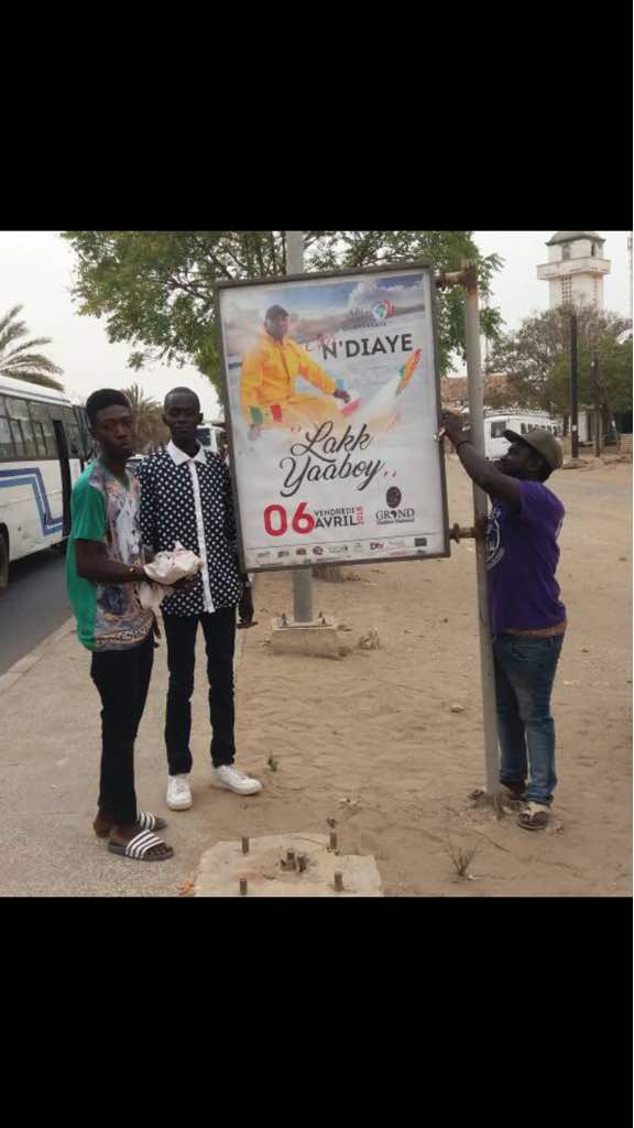 Campagne d’affichage tous azimuts à Rufisque: la vieille ville prépare activement le Lakk Yabooy de l’enfant chéri Gorgui Ndiaye alias Go le vendredi 06 avril au Grand Théâtre