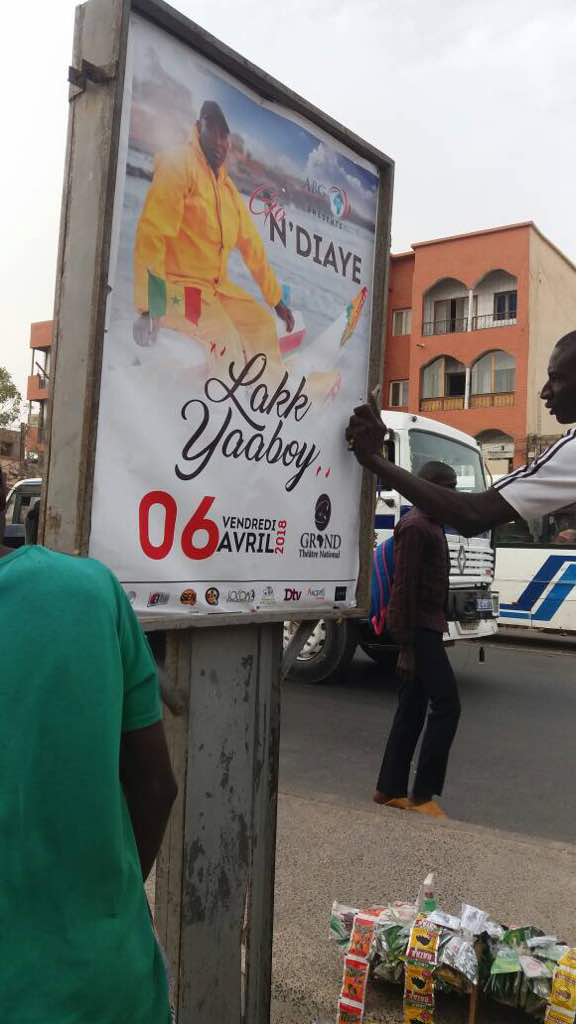 Campagne d’affichage tous azimuts à Rufisque: la vieille ville prépare activement le Lakk Yabooy de l’enfant chéri Gorgui Ndiaye alias Go le vendredi 06 avril au Grand Théâtre