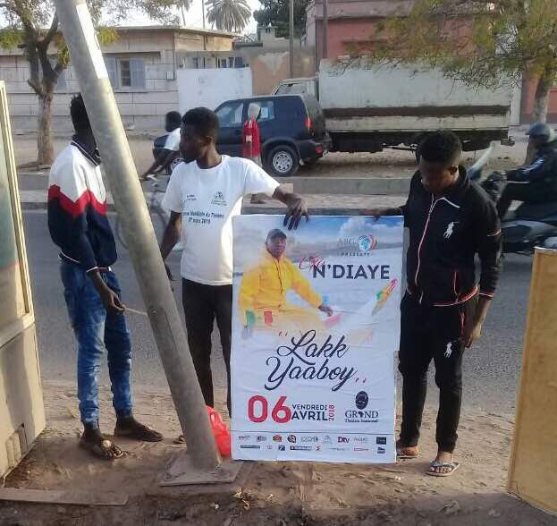 Campagne d’affichage tous azimuts à Rufisque: la vieille ville prépare activement le Lakk Yabooy de l’enfant chéri Gorgui Ndiaye alias Go le vendredi 06 avril au Grand Théâtre