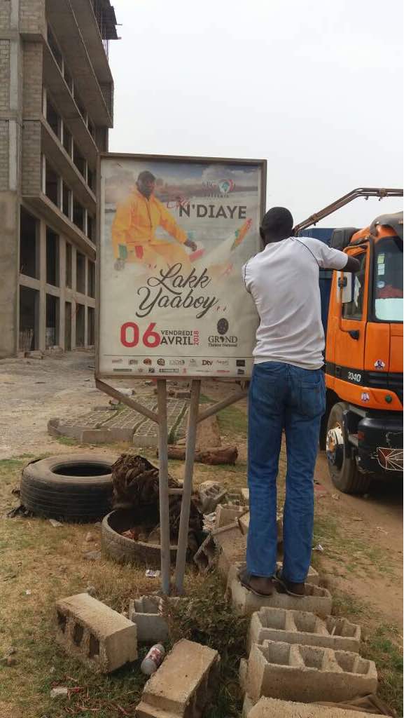 Campagne d’affichage tous azimuts à Rufisque: la vieille ville prépare activement le Lakk Yabooy de l’enfant chéri Gorgui Ndiaye alias Go le vendredi 06 avril au Grand Théâtre