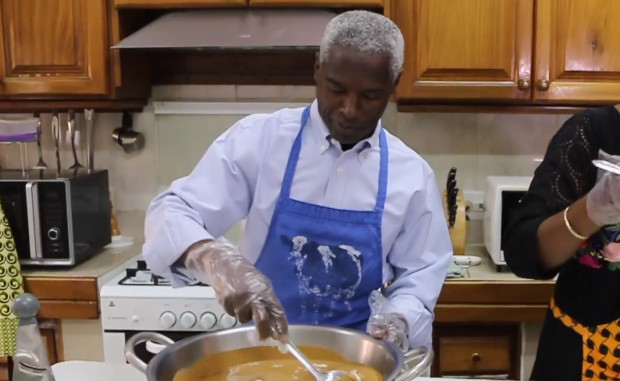L’ambassadeur des États-Unis au Sénégal, Tulinabo Mushingi prépare du Ngalax et … L’ambassadeur des États-Unis au Sénégal, Tulinabo Mushingi prépare du Ngalax et …