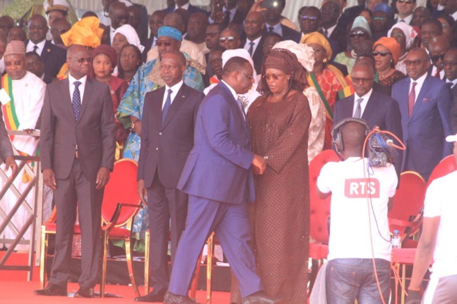 Marième Faye Sall super élégante en boubou marron et sac beige : la photo qui fait le buzz