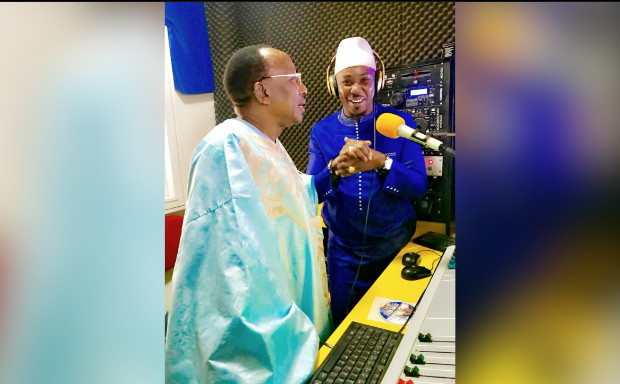 Regardez l’adiya de Cheikh Sarr à Ablaye Mbaye Pekh Regardez l’adiya de Cheikh Sarr à Ablaye Mbaye Pekh