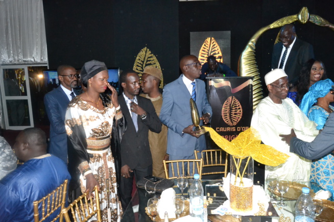 14 EDITIONS CAURIS D'OR: Pape Diouf chauffe la plus prestigieuse céremonie de remises de distinctions de l'Afrique. 14 EDITIONS CAURIS D'OR: Pape Diouf chauffe la plus prestigieuse céremonie de remises de distinctions de l'Afrique.