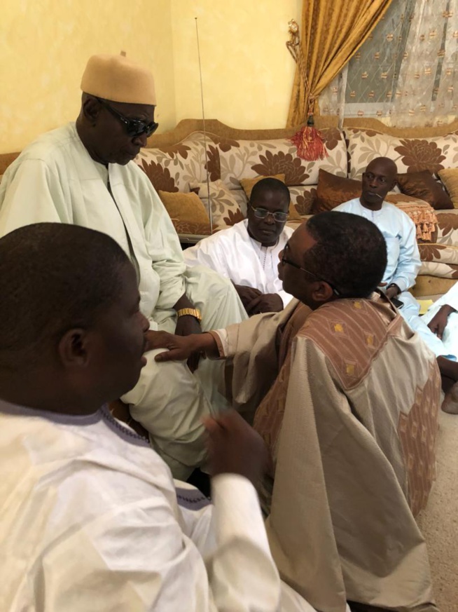 Le ministre conseiller Youssou Ndour, en compagnie de son ami Serigne Abdourahmane Mbacké chez le khalife de Serigne Abdou Lahat à Touba.