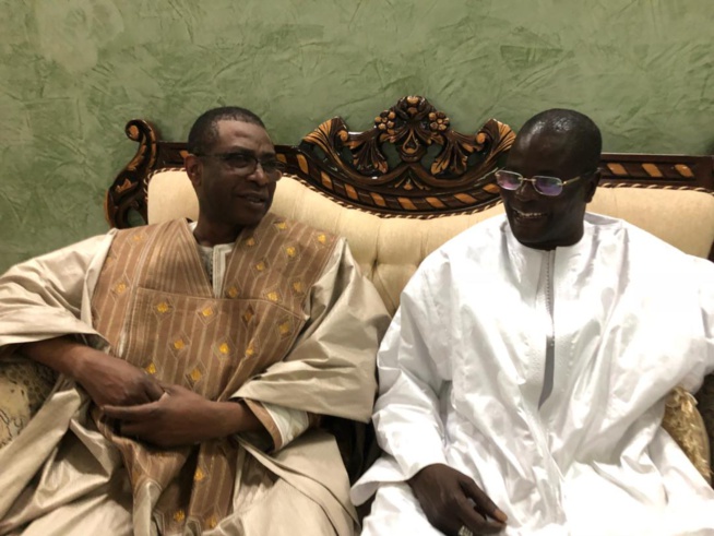Le ministre conseiller Youssou Ndour, en compagnie de son ami Serigne Abdourahmane Mbacké chez le khalife de Serigne Abdou Lahat à Touba.
