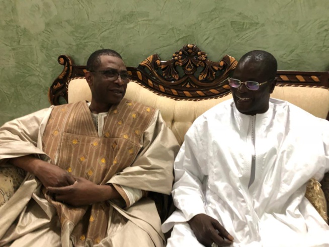 Le ministre conseiller Youssou Ndour, en compagnie de son ami Serigne Abdourahmane Mbacké chez le khalife de Serigne Abdou Lahat à Touba. Le ministre conseiller Youssou Ndour, en compagnie de son ami Serigne Abdourahmane Mbacké chez le khalife de Serigne Abdou Lahat à Touba.