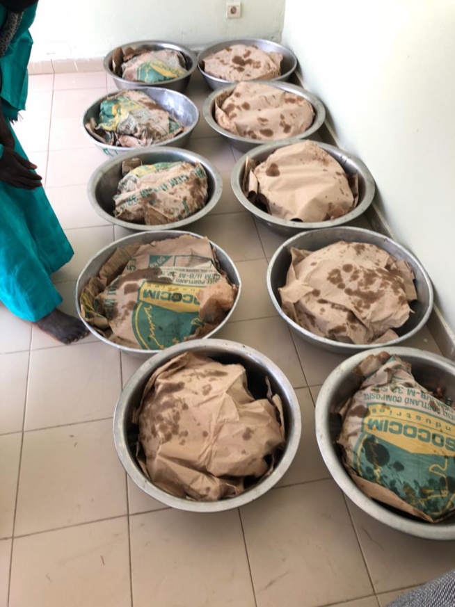 Le ministre conseiller Youssou Ndour, en compagnie de son ami Serigne Abdourahmane Mbacké chez le khalife de Serigne Abdou Lahat à Touba. Le ministre conseiller Youssou Ndour, en compagnie de son ami Serigne Abdourahmane Mbacké chez le khalife de Serigne Abdou Lahat à Touba.