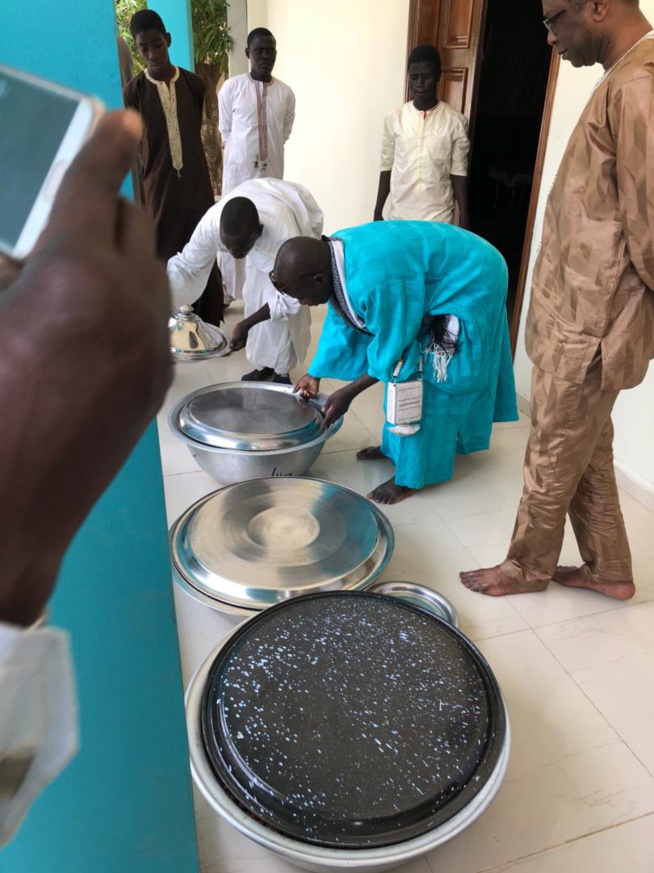 Le ministre conseiller Youssou Ndour, en compagnie de son ami Serigne Abdourahmane Mbacké chez le khalife de Serigne Abdou Lahat à Touba.