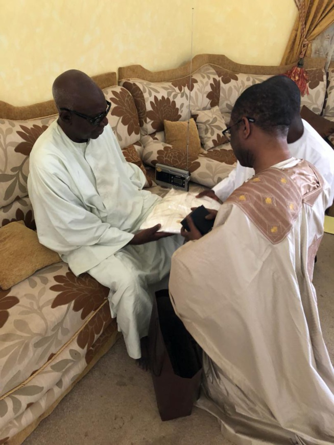 Le ministre conseiller Youssou Ndour, en compagnie de son ami Serigne Abdourahmane Mbacké chez le khalife de Serigne Abdou Lahat à Touba.