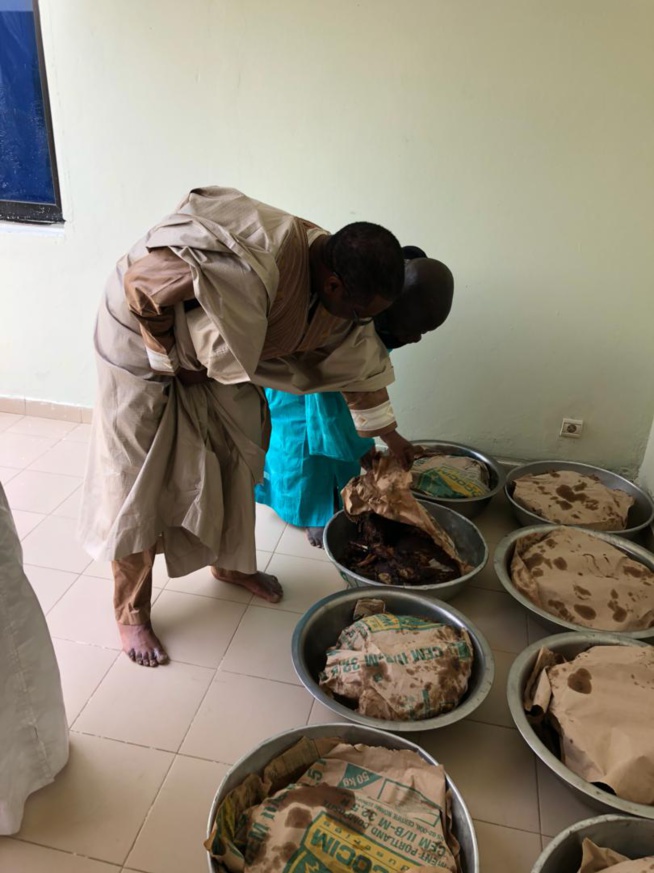 Le ministre conseiller Youssou Ndour, en compagnie de son ami Serigne Abdourahmane Mbacké chez le khalife de Serigne Abdou Lahat à Touba.