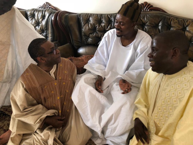 ARRÉT SUR IMAGE: Serigne Basse reçoit le fils de Serigne Kosso, Serigne Abdourahmane Mbacké et son ami Youssou Ndour à Touba. ARRÉT SUR IMAGE: Serigne Basse reçoit le fils de Serigne Kosso, Serigne Abdourahmane Mbacké et son ami Youssou Ndour à Touba.