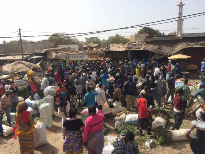 Thiaroye : Le maire refuse la salle polyvalente à Gueum sa Bopp, les commerçants du marché Thiaroye se mobilisent et acceuillent le Président Bougane Gueye à travers des visites de proximité.. Bravo Gueum Sa Bopp marché Thiaroye...