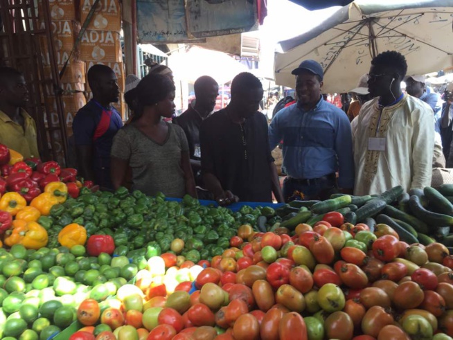 Thiaroye : Le maire refuse la salle polyvalente à Gueum sa Bopp, les commerçants du marché Thiaroye se mobilisent et acceuillent le Président Bougane Gueye à travers des visites de proximité.. Bravo Gueum Sa Bopp marché Thiaroye...