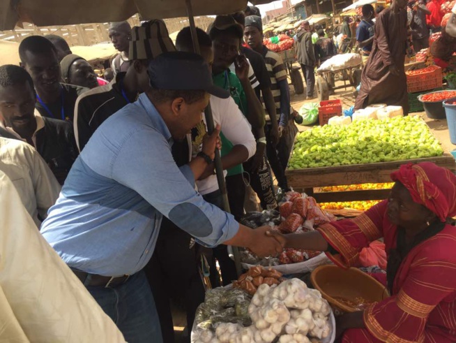 Thiaroye : Le maire refuse la salle polyvalente à Gueum sa Bopp, les commerçants du marché Thiaroye se mobilisent et acceuillent le Président Bougane Gueye à travers des visites de proximité.. Bravo Gueum Sa Bopp marché Thiaroye...