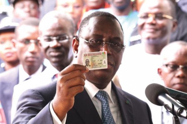 Les cartes d’identité de Wade plus chères que celles de Macky Les cartes d’identité de Wade plus chères que celles de Macky