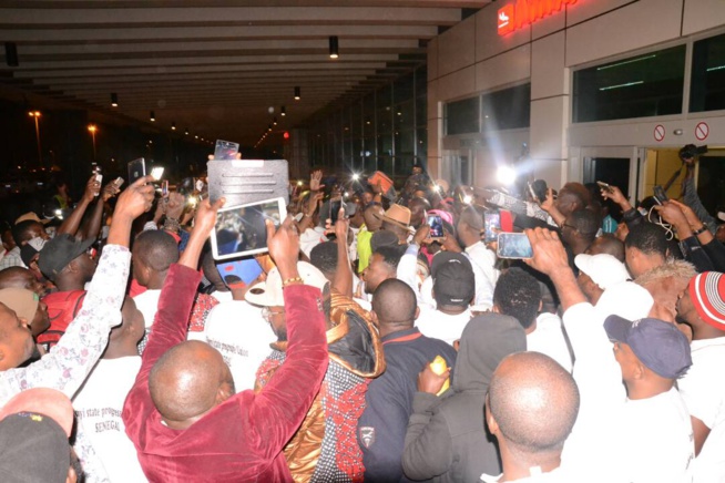 Les images de l'arrivée du Nigerian Tenko à l'AIBD pour son concert du 14 avril au monument de la renaissance avec RAKHOU PROD.