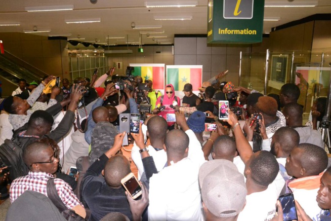 Les images de l'arrivée du Nigerian Tenko à l'AIBD pour son concert du 14 avril au monument de la renaissance avec RAKHOU PROD.