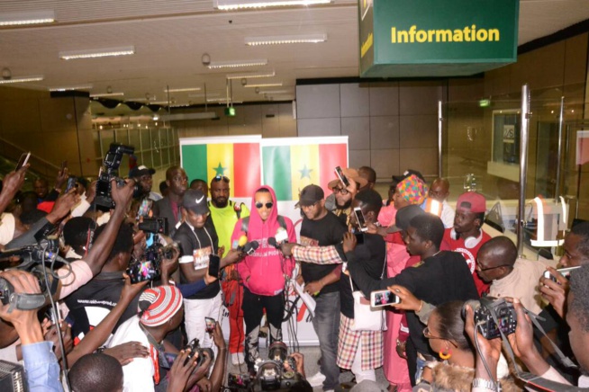 Les images de l'arrivée du Nigerian Tenko à l'AIBD pour son concert du 14 avril au monument de la renaissance avec RAKHOU PROD.