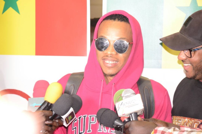 Les images de l'arrivée du Nigerian Tenko à l'AIBD pour son concert du 14 avril au monument de la renaissance avec RAKHOU PROD. Les images de l'arrivée du Nigerian Tenko à l'AIBD pour son concert du 14 avril au monument de la renaissance avec RAKHOU PROD.