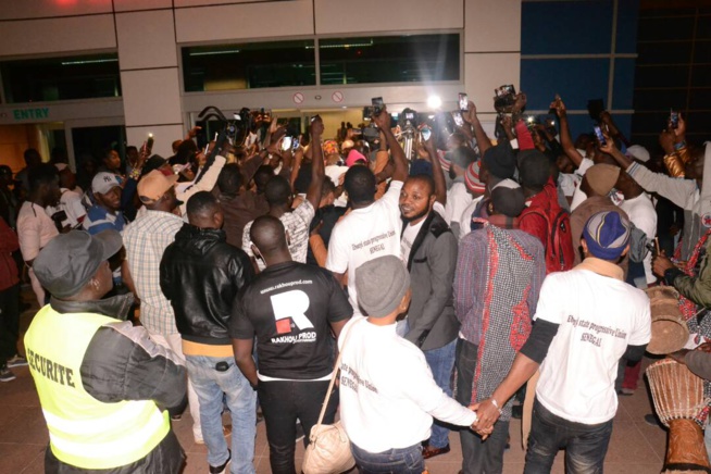 Les images de l'arrivée du Nigerian Tenko à l'AIBD pour son concert du 14 avril au monument de la renaissance avec RAKHOU PROD. Les images de l'arrivée du Nigerian Tenko à l'AIBD pour son concert du 14 avril au monument de la renaissance avec RAKHOU PROD.