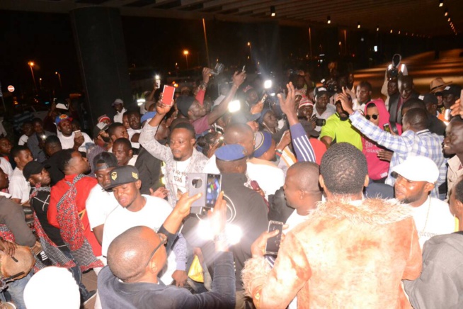 Les images de l'arrivée du Nigerian Tenko à l'AIBD pour son concert du 14 avril au monument de la renaissance avec RAKHOU PROD. Les images de l'arrivée du Nigerian Tenko à l'AIBD pour son concert du 14 avril au monument de la renaissance avec RAKHOU PROD.