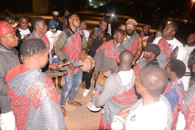 Les images de l'arrivée du Nigerian Tenko à l'AIBD pour son concert du 14 avril au monument de la renaissance avec RAKHOU PROD.