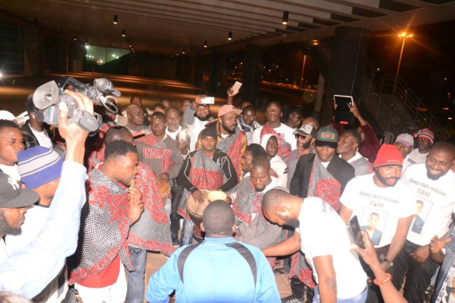 Les images de l'arrivée du Nigerian Tenko à l'AIBD pour son concert du 14 avril au monument de la renaissance avec RAKHOU PROD.