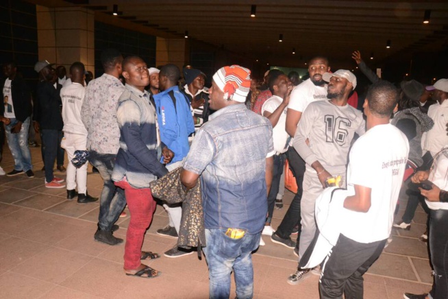 Les images de l'arrivée du Nigerian Tenko à l'AIBD pour son concert du 14 avril au monument de la renaissance avec RAKHOU PROD.