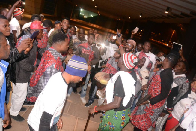 Les images de l'arrivée du Nigerian Tenko à l'AIBD pour son concert du 14 avril au monument de la renaissance avec RAKHOU PROD.