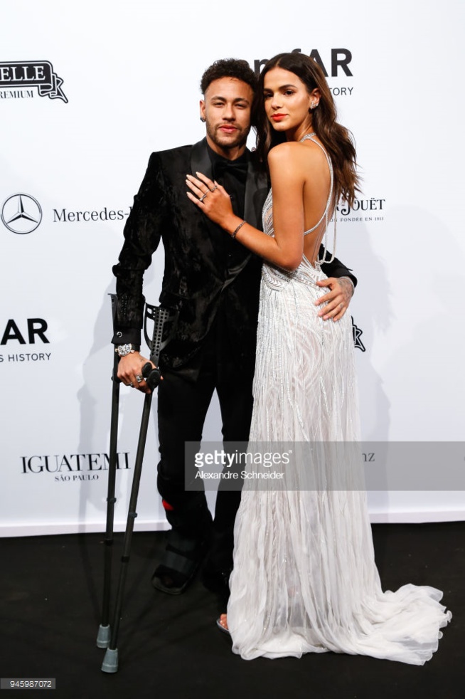Neymar et sa petite amie Bruna Marquezine 22 ans sur le tapis rouge, avec ses béquilles au…